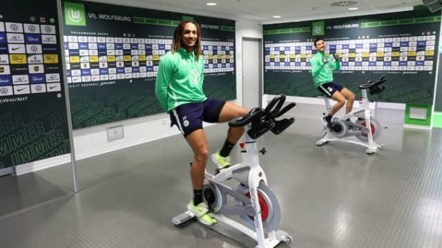 CHOÁNG! CLB Bundesliga trở lại tập luyện giữa tâm dịch